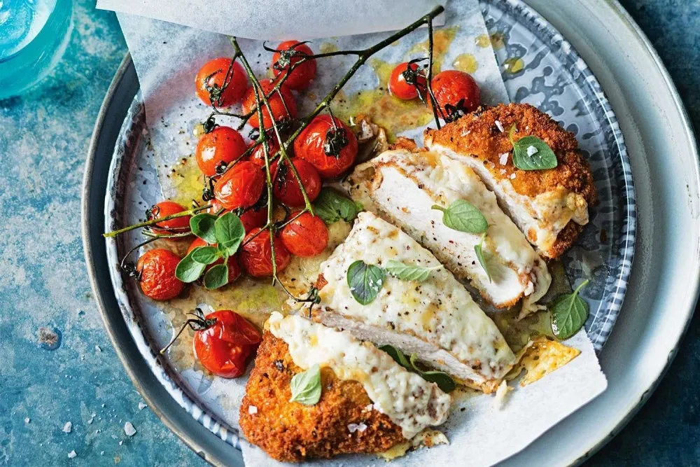 Đến Úc nhất định phải thử Chicken Parmigiana - Món gà rán đặc trưng
