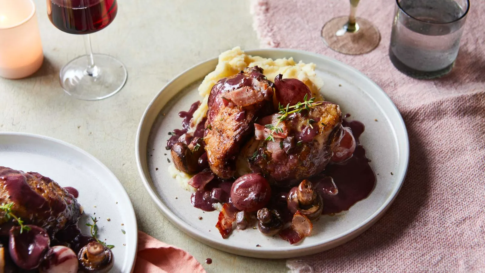 Coq au Vin: Món gà nấu rượu vang đỏ cổ điển ở Pháp