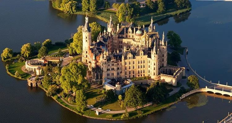 Tòa lâu đài Schwerin thơ mộng giữa lòng hồ