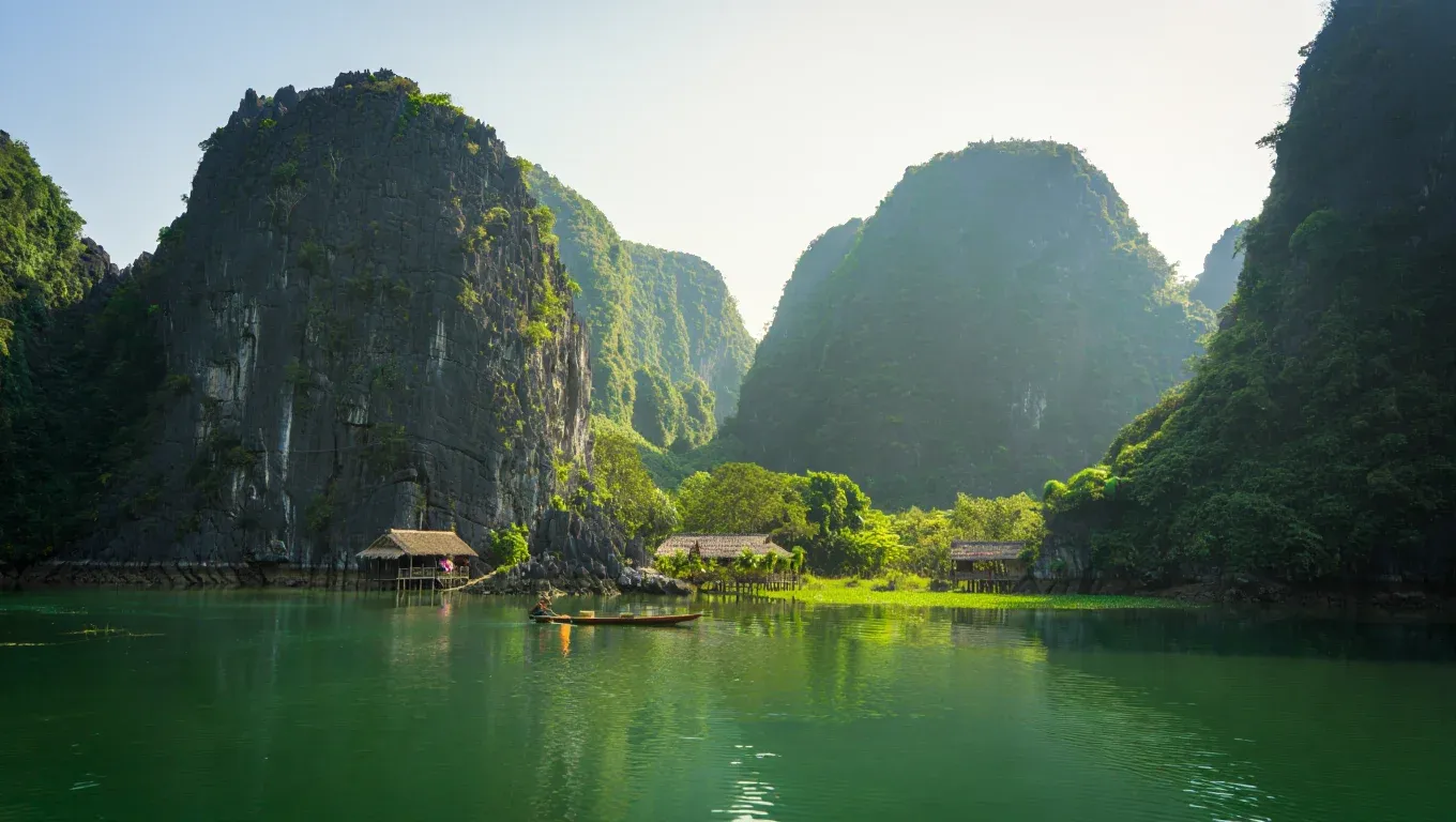 Non nước hữu tình Tràng An trong tiết trời mùa xuân