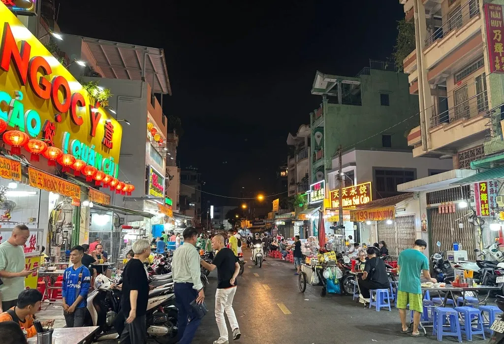 Khám phá ẩm thực đường phố là trải nghiệm mà bạn không nên bỏ qua khi đến Sài Gòn