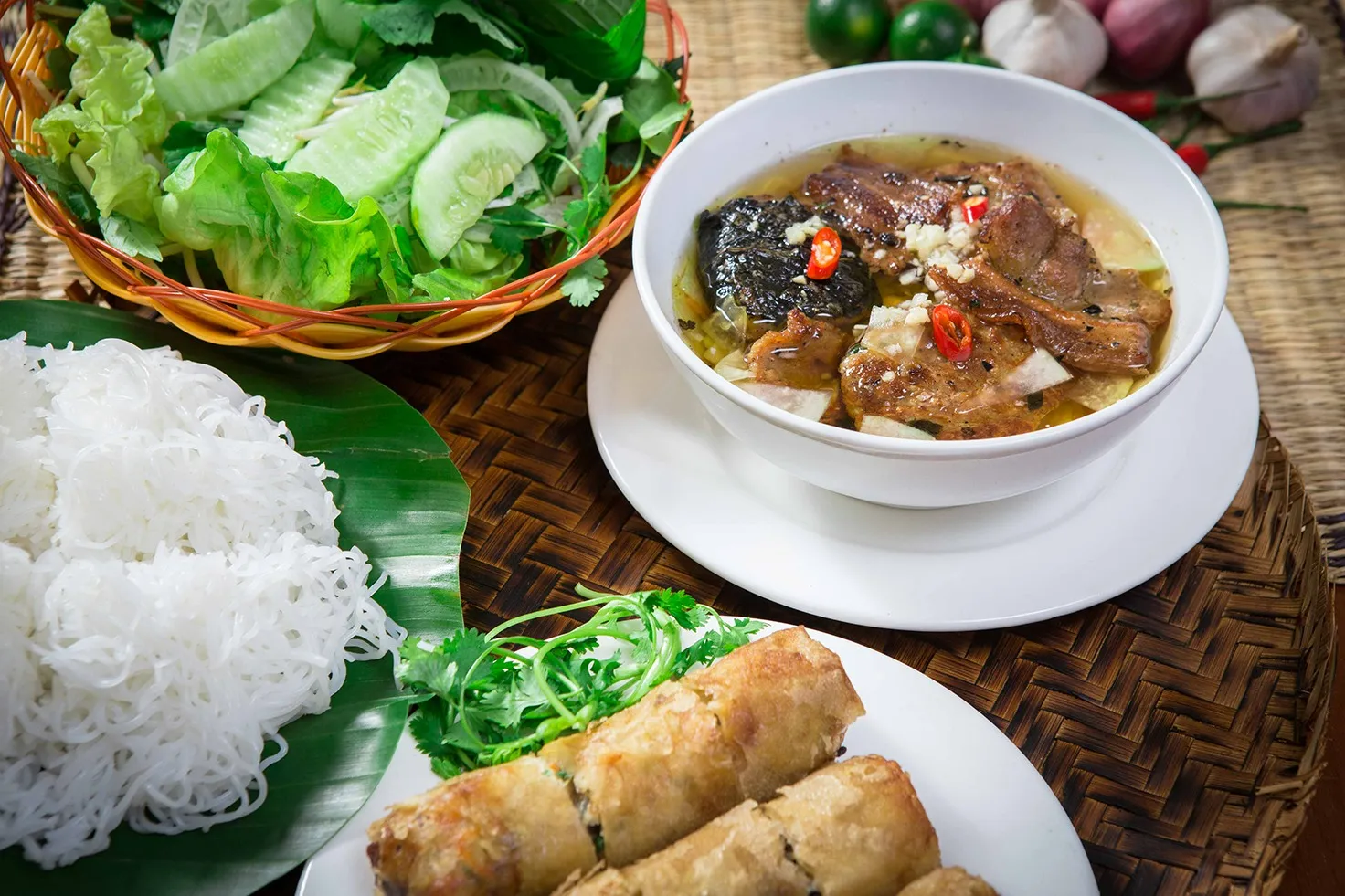 Thưởng thức món bún chả Hà Nội ngon trứ danh