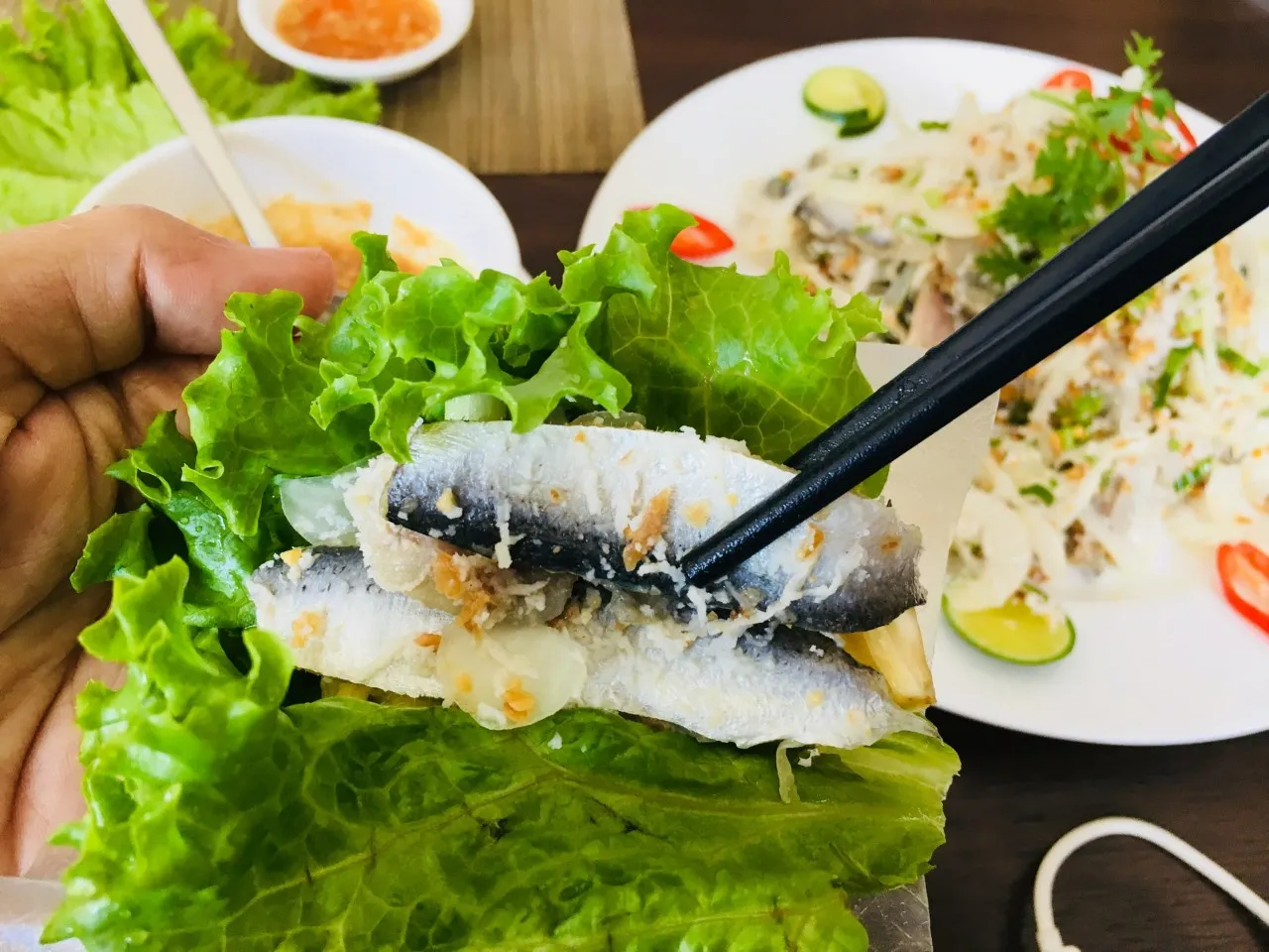 Món gỏi cá trích trứ danh của Phú Quốc