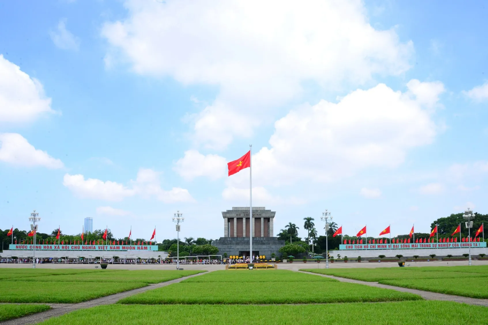 Lăng Chủ tịch Hồ Chí Minh: Điểm đến đặc biệt & ý nghĩa trong trái tim của người Việt Nam
