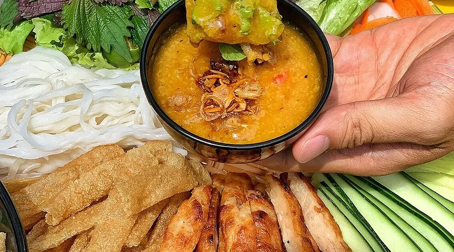 Thưởng thức món nem nướng ngon trứ danh ở Nha Trang