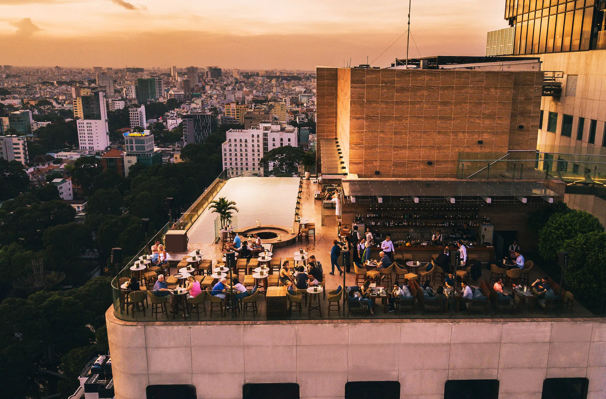 Trải nghiệm ăn uống sang trọng tại các nhà hàng rooftop ở Sài Gòn