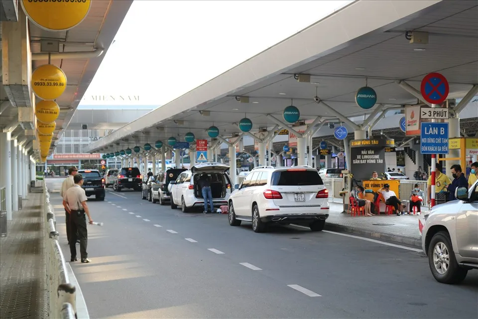 Từ sân bay Tân Sơn Nhất, có rất nhiều cách để bạn di chuyển về trung tâm