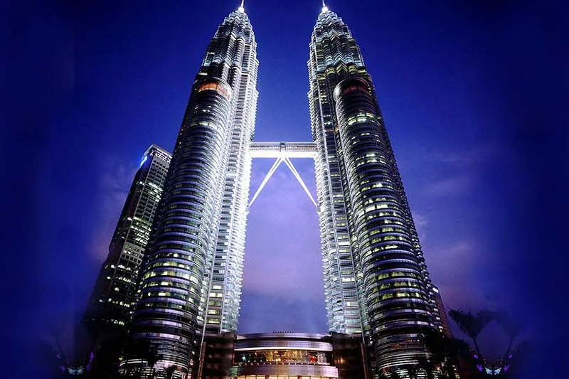 Tháp đôi Petronas sừng sững vươn mình, biểu tượng hiện đại và niềm kiêu hãnh của Kuala Lumpur