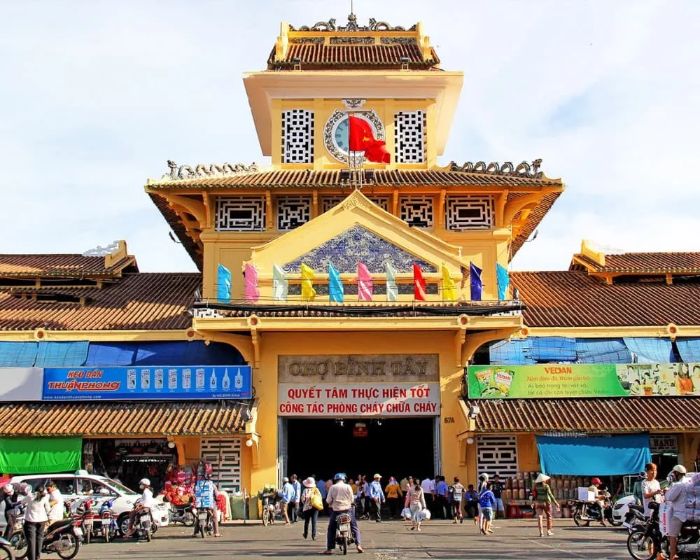 Chợ Bình Tây là khu chợ sầm uất của người Hoa tại Sài Gòn
