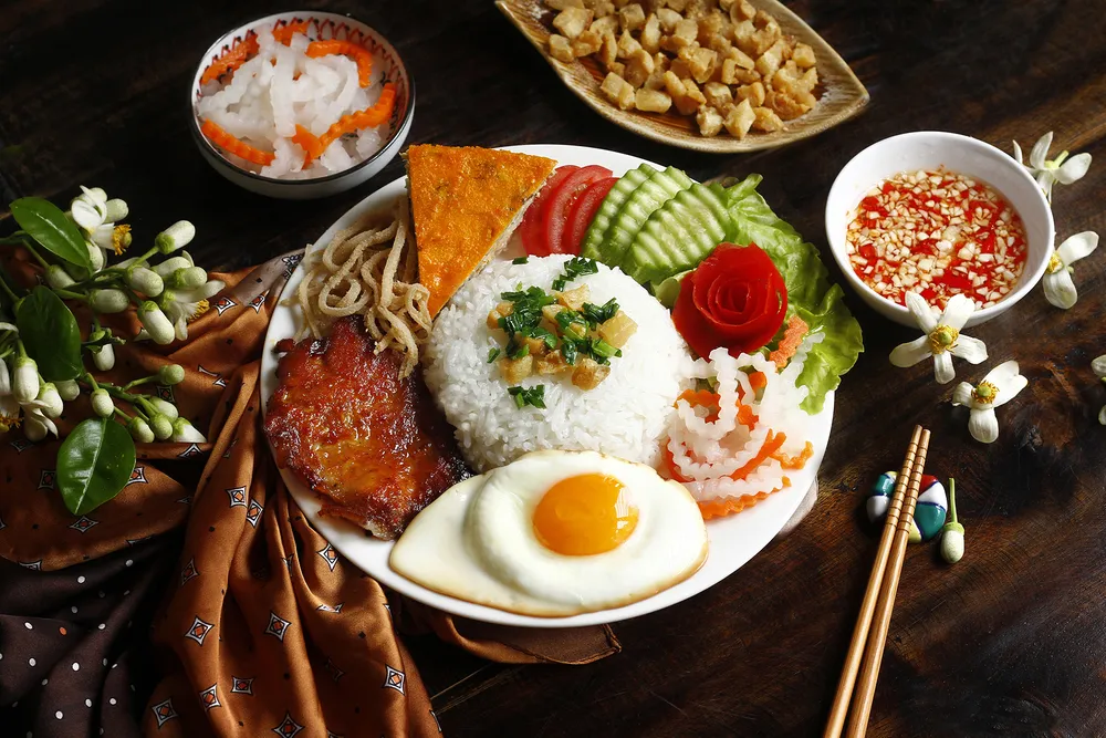 Cơm tấm là món ăn nhất định phải thử khi đến Sài Gòn