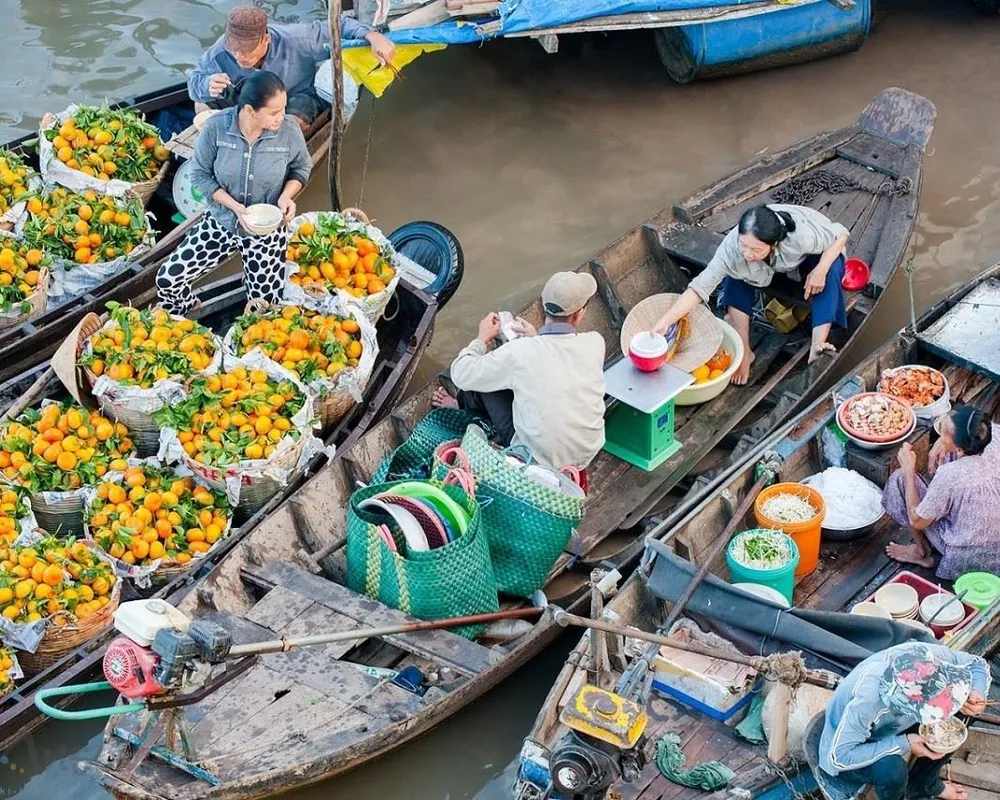 Chợ nổi với nhịp sống vô cùng sôi động vào buổi sáng