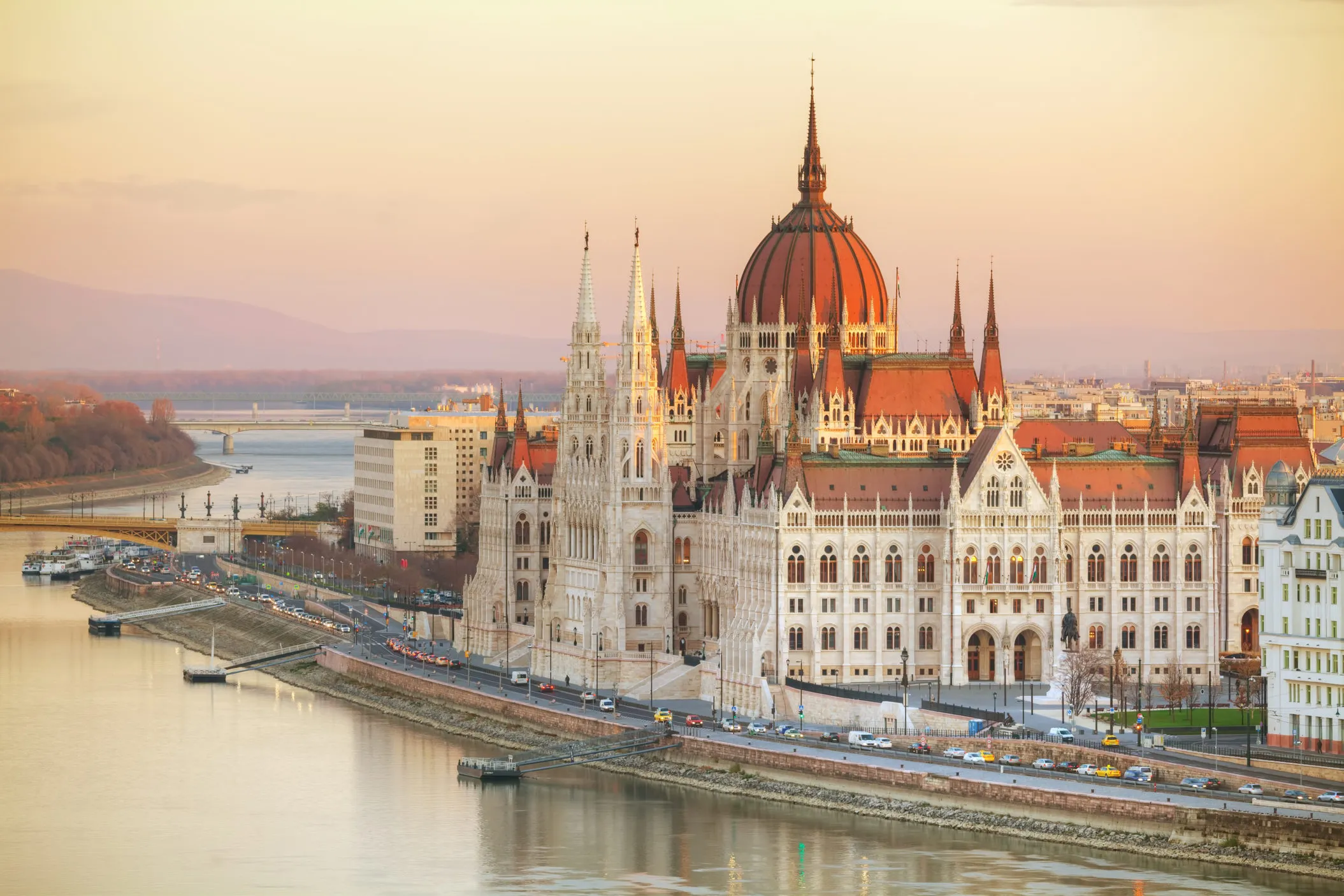 Vé máy bay đi Hungary cho du học sinh giá rẻ 2025 