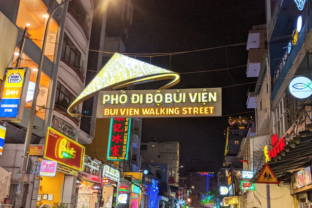 Phố đi bộ Bùi Viện được xem là linh hồn về đêm của Sài Gòn
