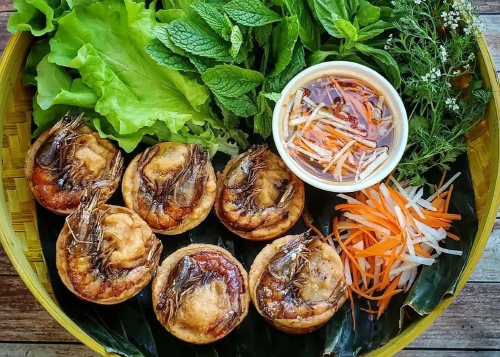 Bánh cống thường được ăn cùng rau sống và nước mắm ngọt