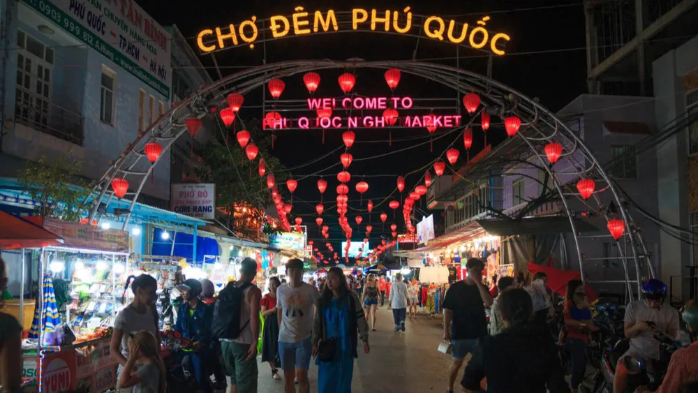 Chợ đêm Phú Quốc là nơi tập trung hàng trăm gian hàng tạo nên không khí sôi động