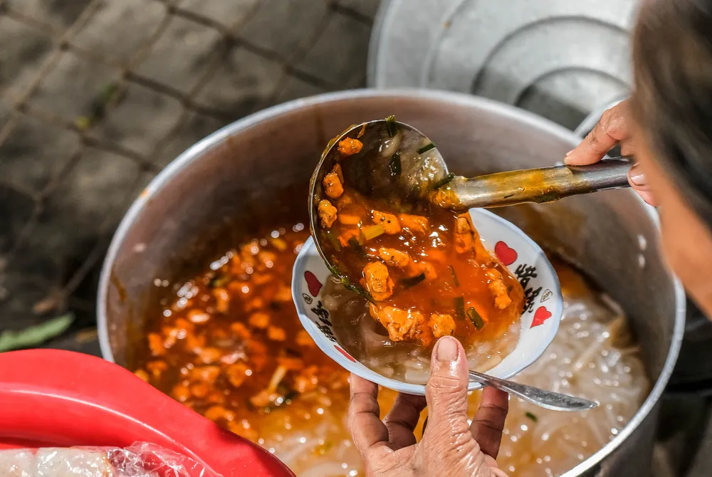 Bánh canh Nam Phổ có màu cam đỏ vô cùng bắt mắt