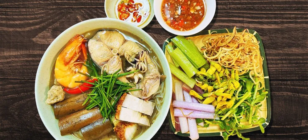 Bún mắm thường được ăn kèm với đa dạng topping