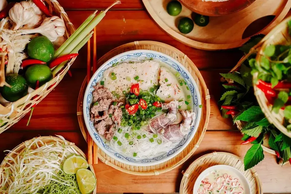 Bún quậy được ăn kèm chung với hải sản như mực, chả tôm tạo nên hương vị khó quên