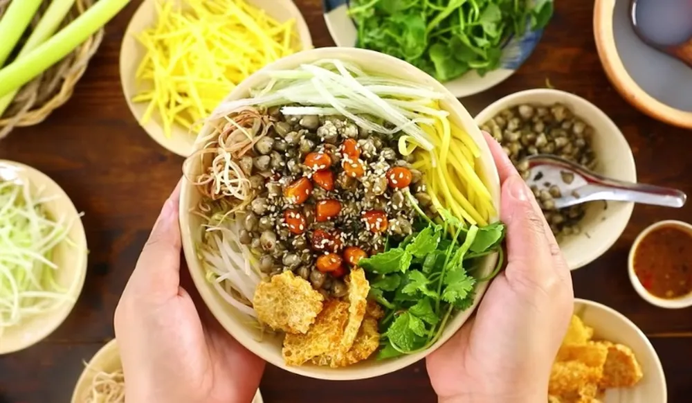 Cơm hến mang hương vị dân dã đậm đà bản sắc của cố đô