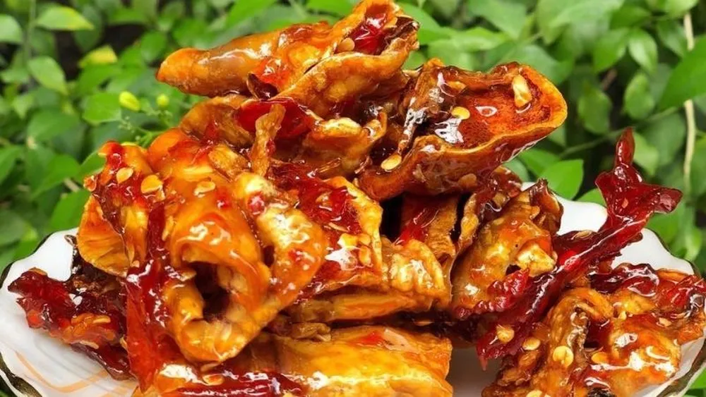 Khô mực rim me là đặc sản được nhiều du khách chọn mua làm quà