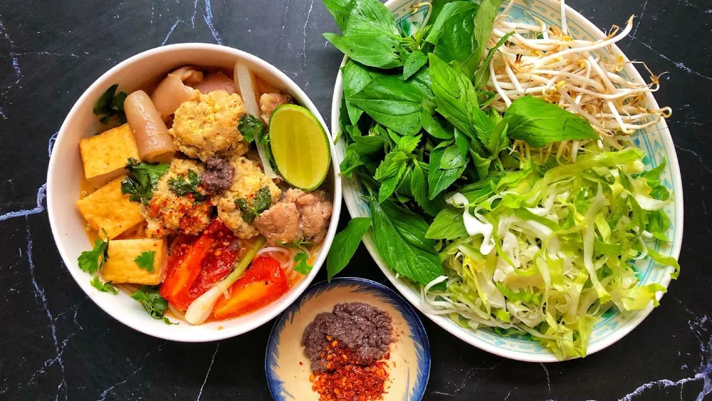 Bún đỏ là món quen ăn thuộc của người dân địa phương 