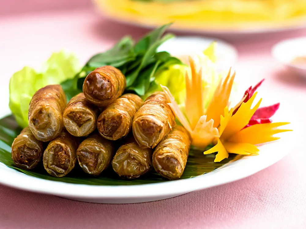 Chả dông thường được ăn kèm cùng với rau sống và mắm ngọt