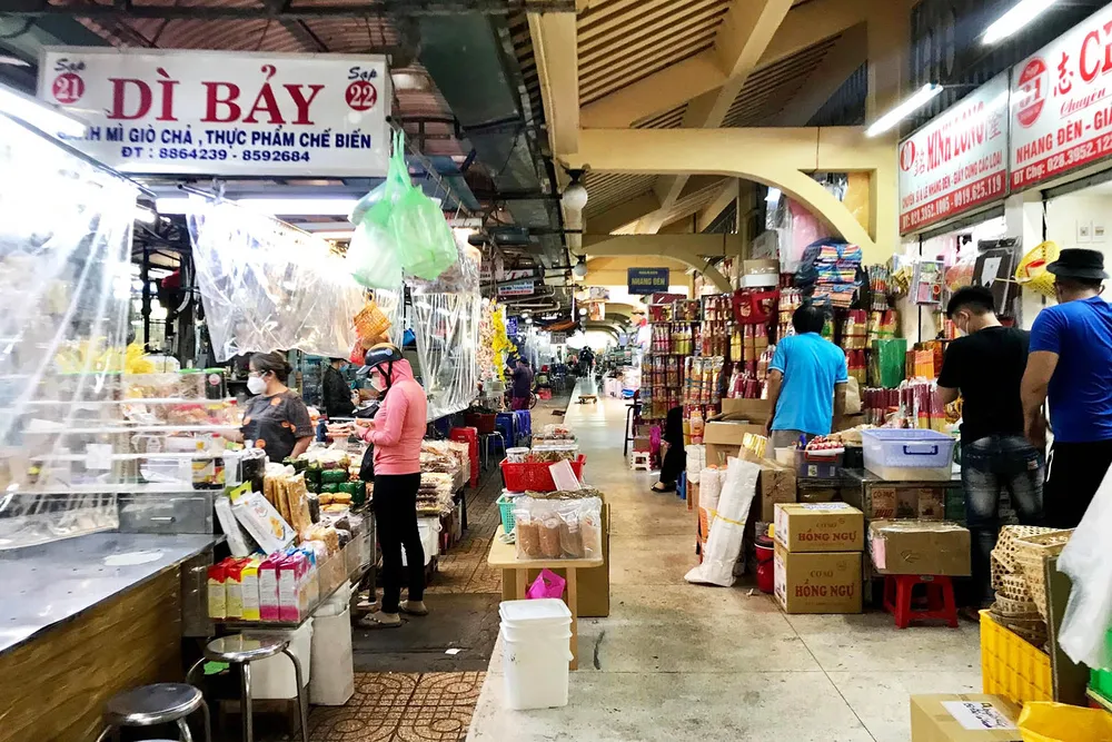 Bên trong khu chợ Bình Tây vô cùng nhộn nhịp