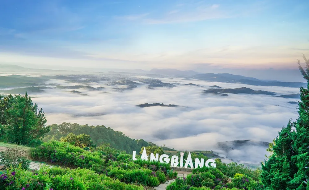 Du khách có thể ngắm nhìn thành phố trên đỉnh Langbiang