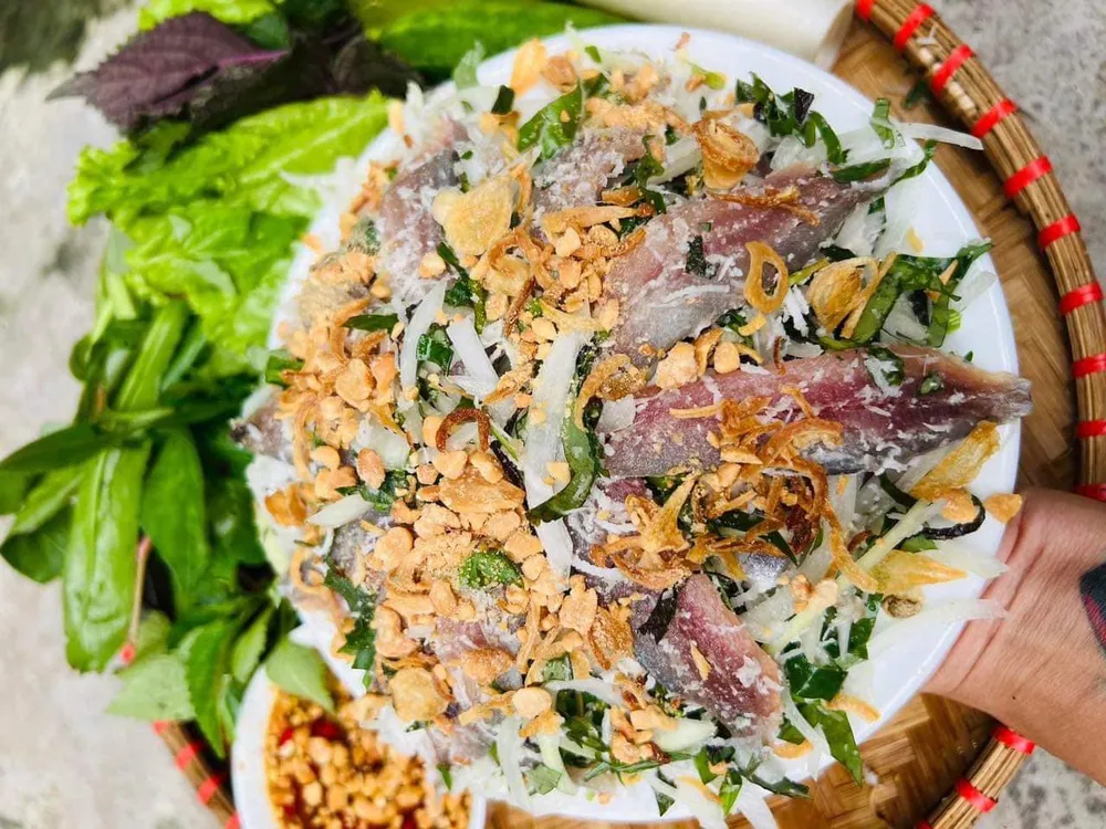 Gỏi cá trích là món ăn đậm đà hương vị đặc trưng tại Phú Quốc