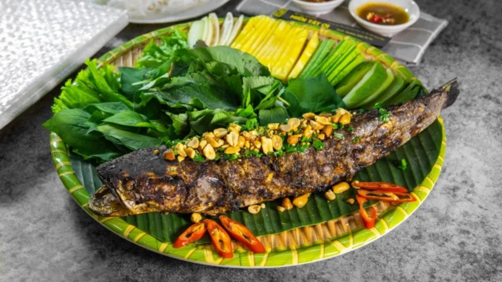 Cá lóc nướng trui là món ăn quen thuộc ở Cần Thơ