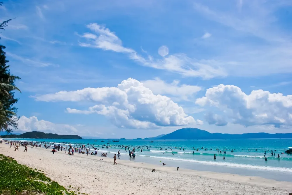Biển Đô Sơn đầy vẻ cuốn hút với làn nước trong xanh