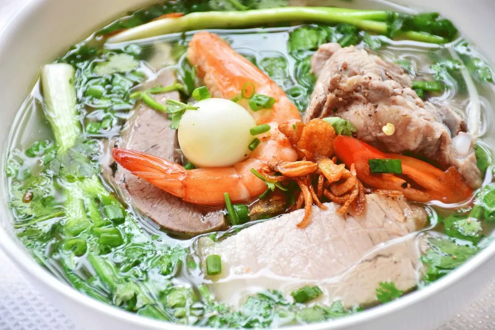 Hủ tiếu Cần Thơ có hương vị thanh bởi nước dùng được ninh từ xương heo