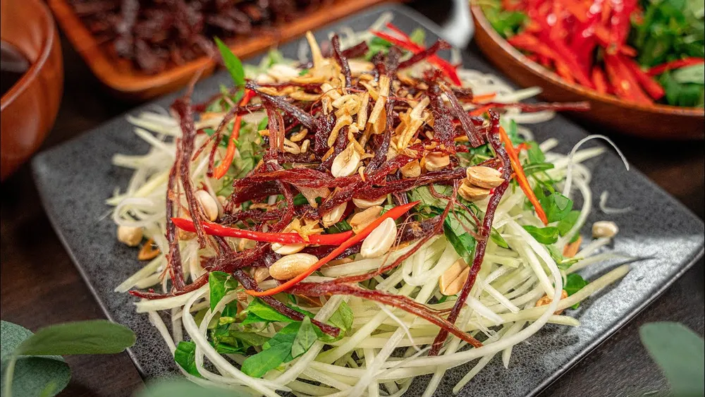 Gỏi khô bò là món ăn vặt lý tưởng cho buổi chiều đi dạo trên các con phố Buôn Ma Thuột