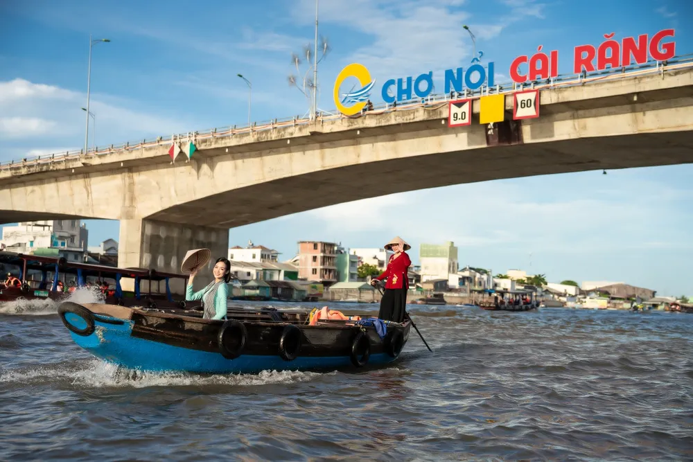 Chợ nổi Cái Răng với cái nắng nhẹ vào sáng sớm