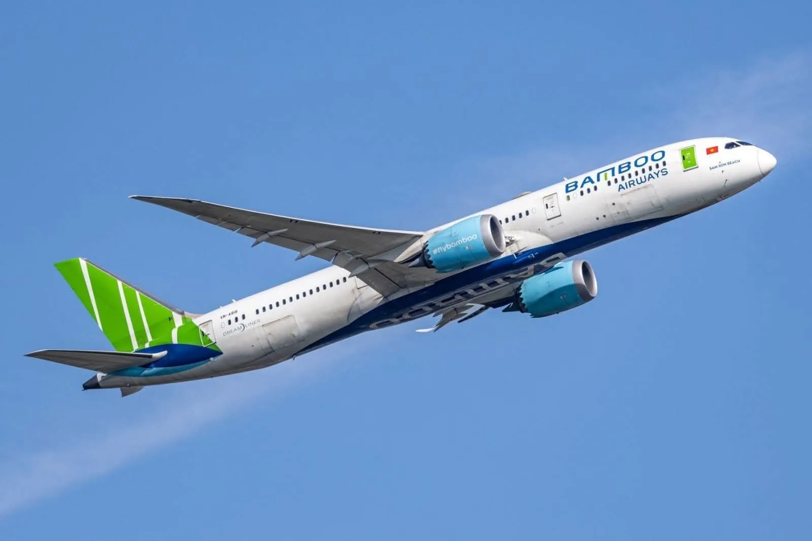 Máy bay Bamboo Airways cất cánh – lựa chọn bay chất lượng cho các điểm du lịch hot 30/4.