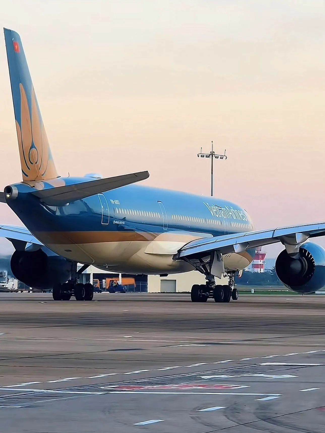 Máy bay Vietnam Airlines tại sân bay – dịch vụ bay đẳng cấp cho chuyến du lịch lễ 30/4.