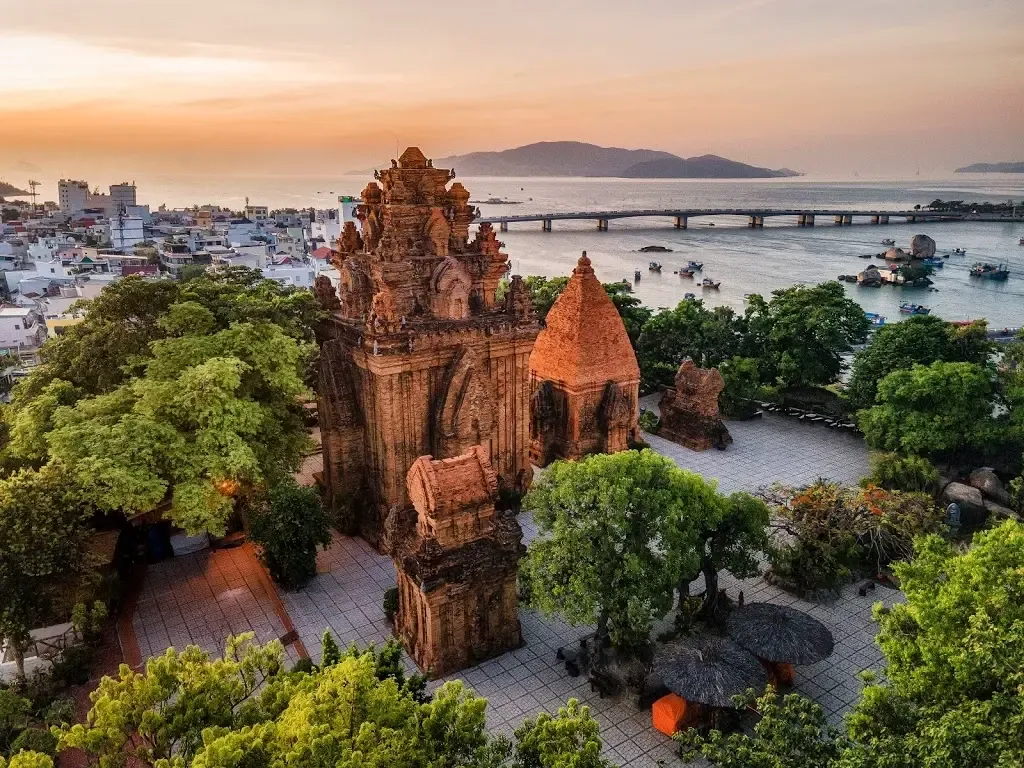 Tháp Bà Ponagar cổ kính trong hoàng hôn Nha Trang