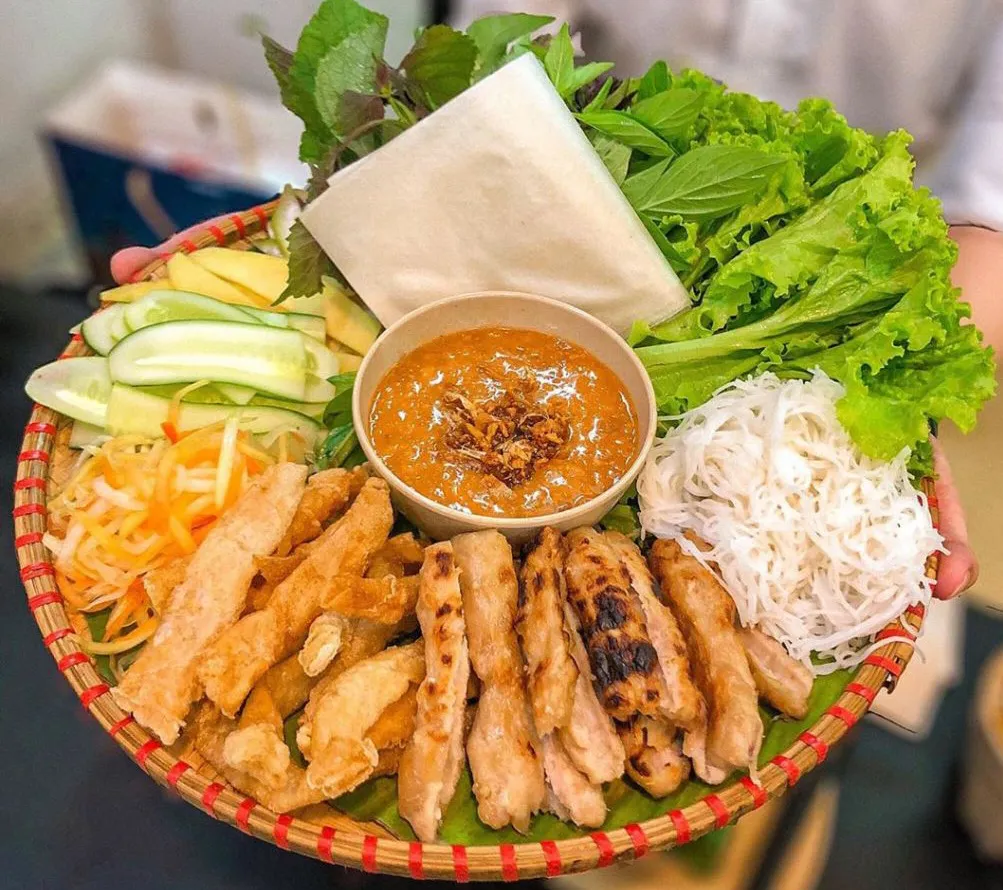 Mẹt nem nướng Ninh Hòa cực kỳ hấp dẫn