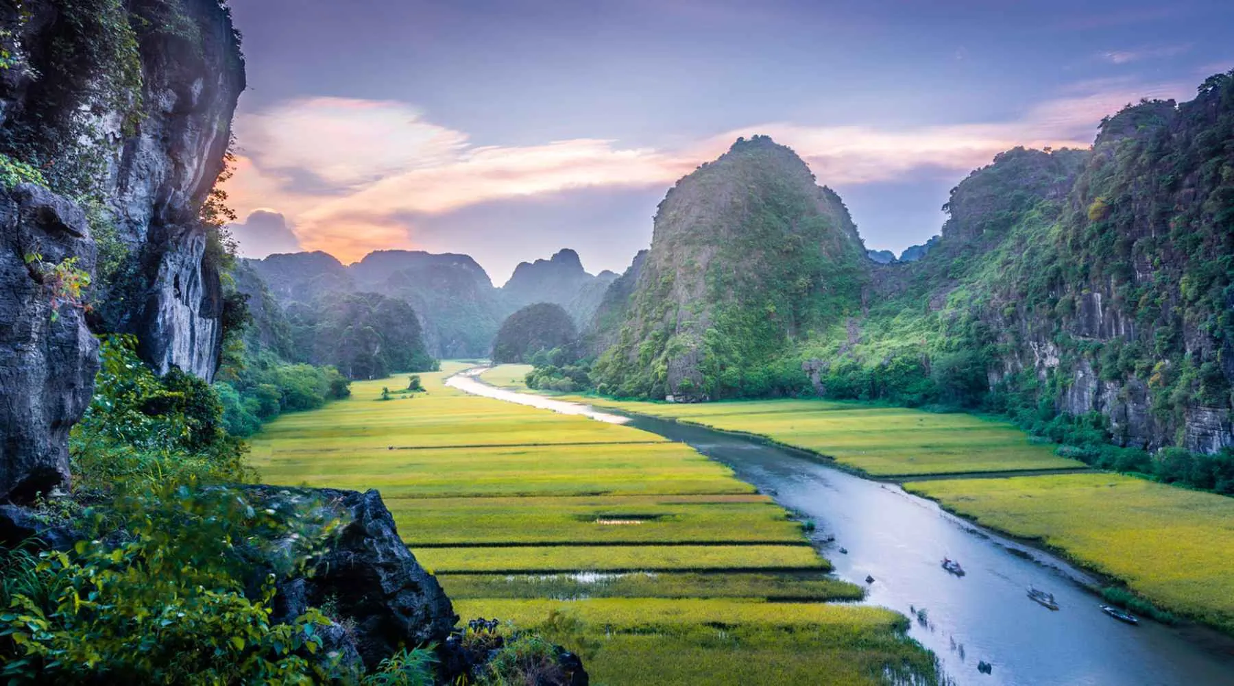 Du lịch Ninh Bình, bản tráng ca của núi đá và sông nước