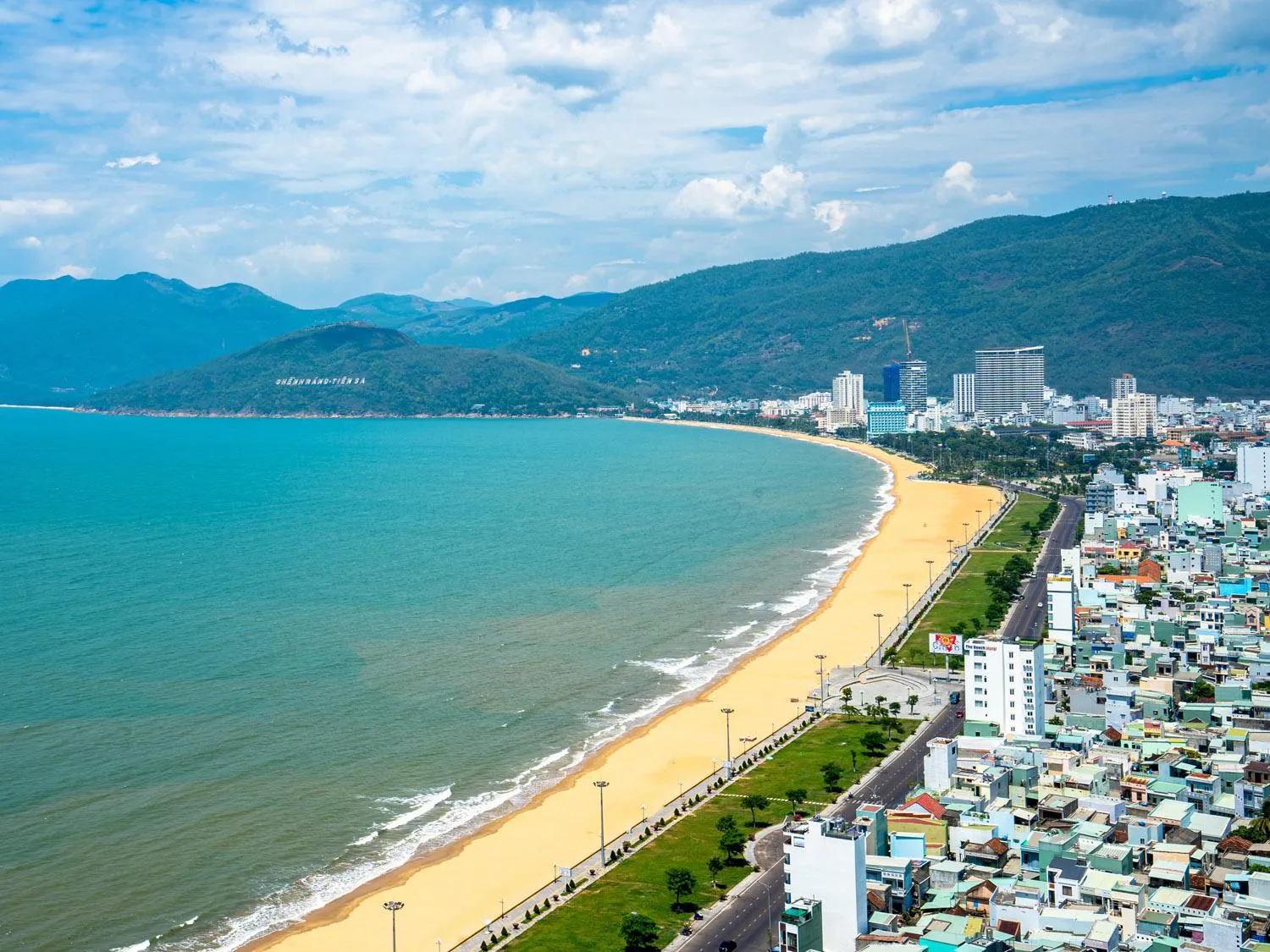 Bãi biển Quy Nhơn trong nắng vàng