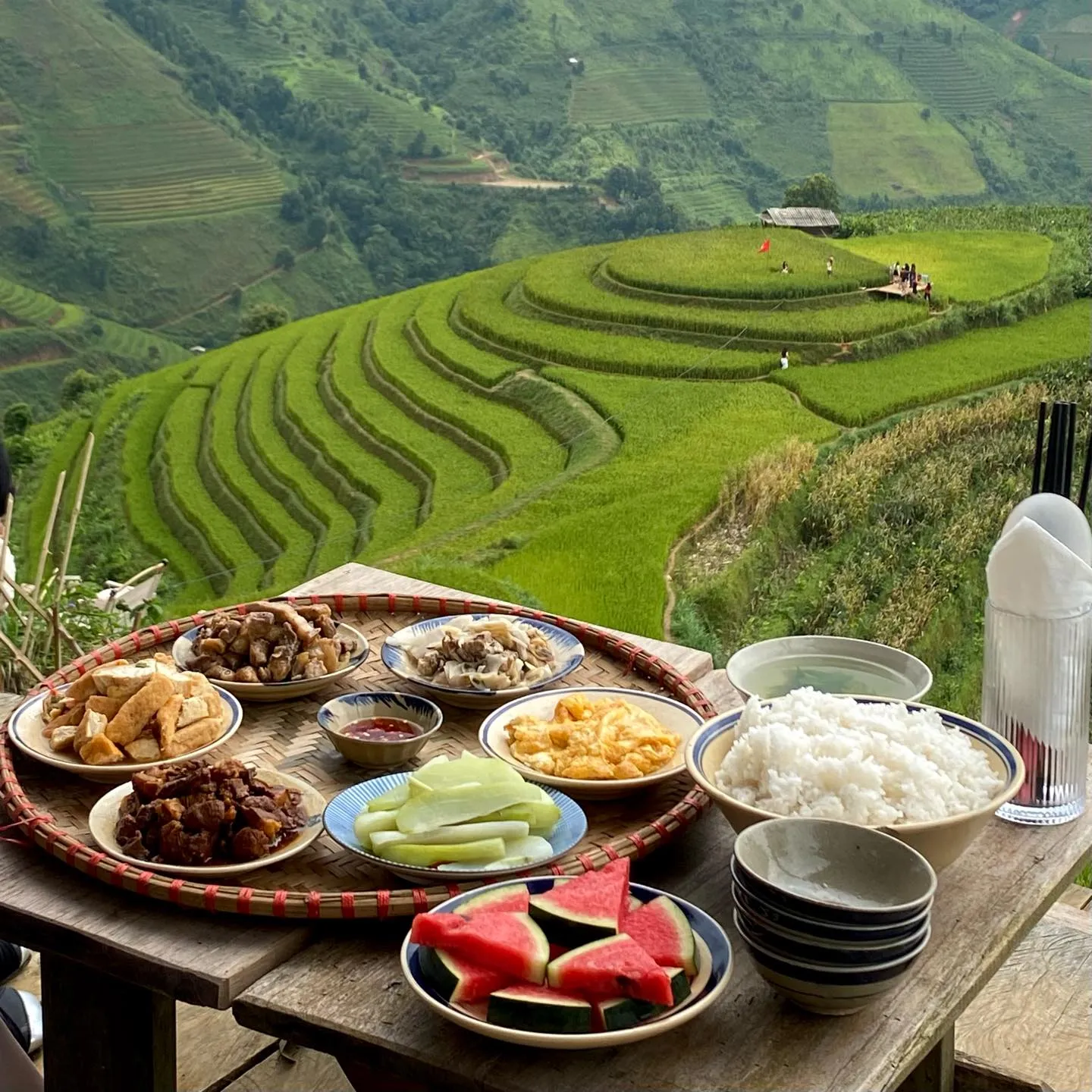 Khung cảnh thiên nhiên hoang sơ Tà Xùa với mây và núi hòa quyện