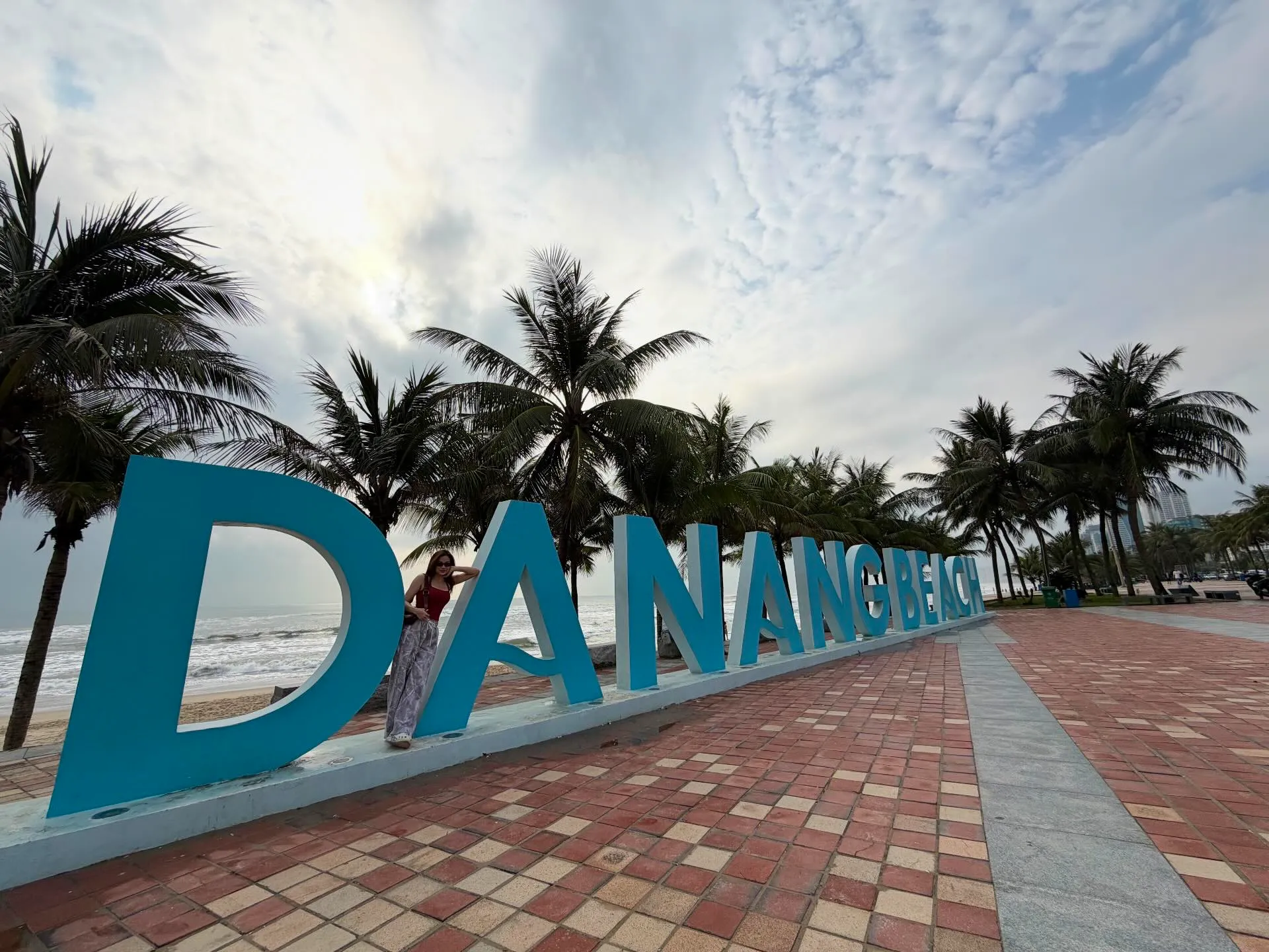 Du khách check-in tại biển Đà Nẵng - xu hướng du lịch nghỉ dưỡng và vui chơi dịp lễ 30/4.