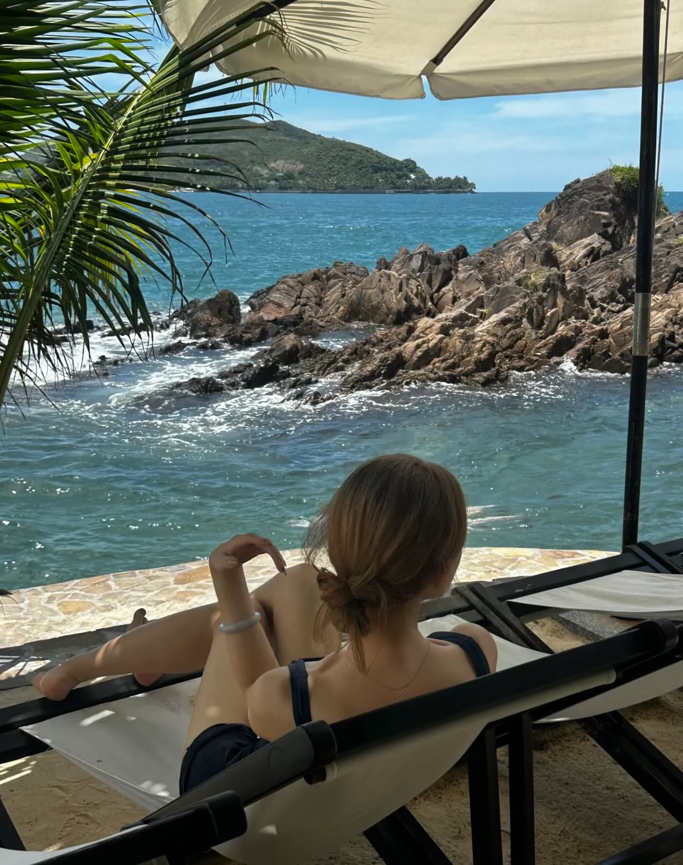 Bãi biển trong xanh tuyệt đẹp tại Nha Trang giải đáp hoàn hảo cho câu hỏi mùa hè đi đâu xả stress