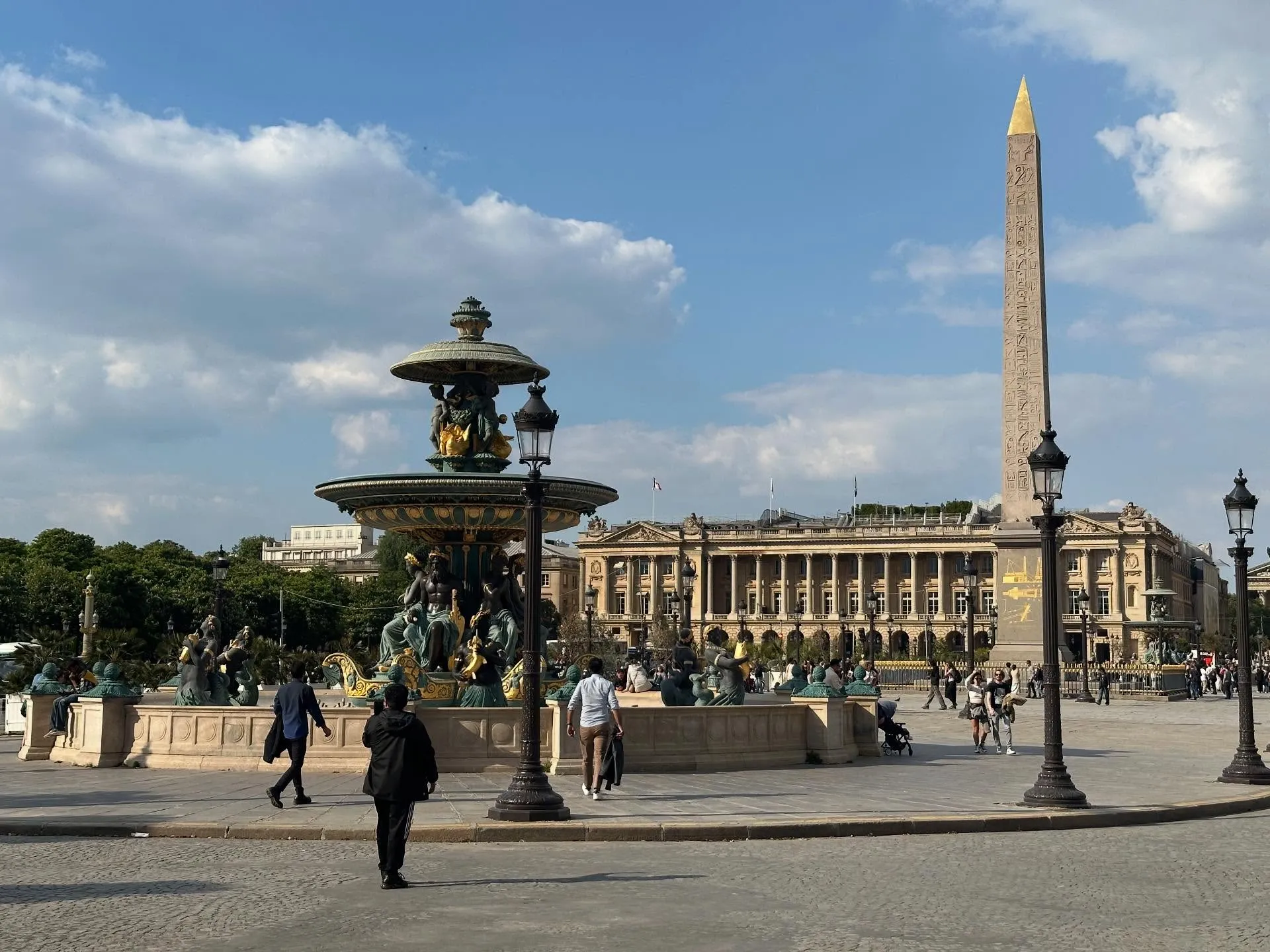 Đài phun nước Fontaine des Mers và cột đá Luxor Obelisk tại quảng trường Concorde Paris.