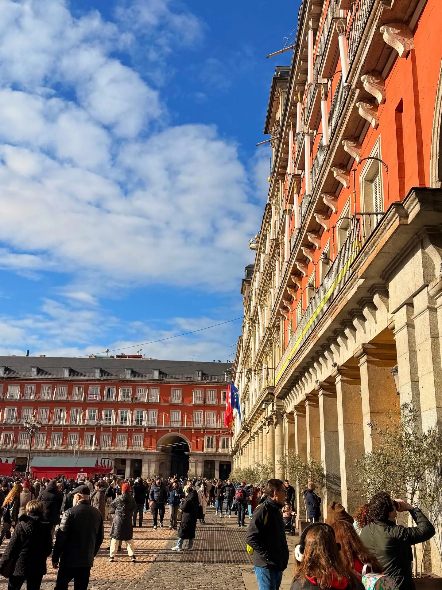 Những tòa nhà mang kiến trúc cổ đặc trưng tại quảng trường Plaza Mayor Tây Ban Nha.