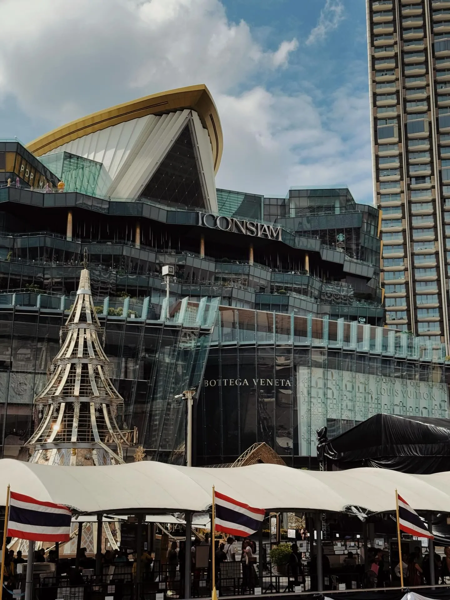 Kiến trúc tráng lệ của ICONSIAM bên sông Chao Phraya, gợi ý cho xu hướng du lịch nghỉ dưỡng và mua sắm 2026.