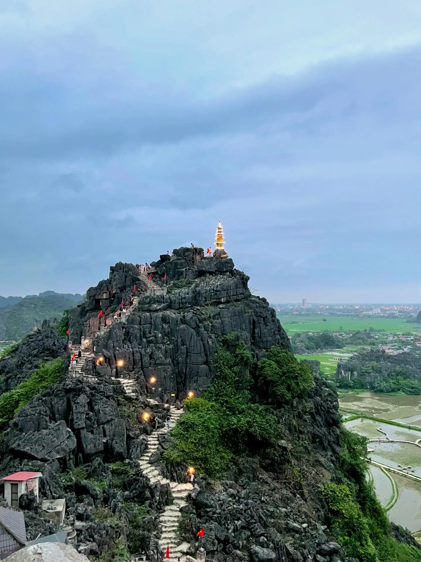 Check-in tượng rồng trên đỉnh Hang Múa Ninh Bình