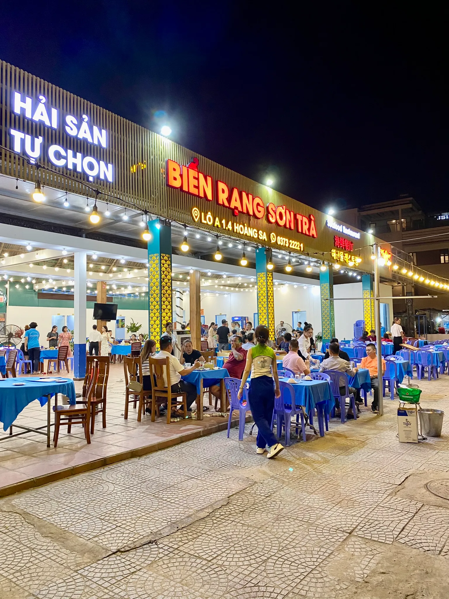 Bể hải sản tươi sống đa dạng tại nhà hàng Biển Rạng Sơn Trà
