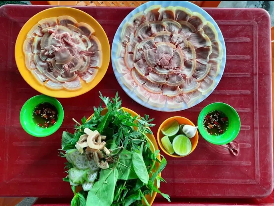 Thịt bò tươi ngon đặc sản bò nóng Phú Quý