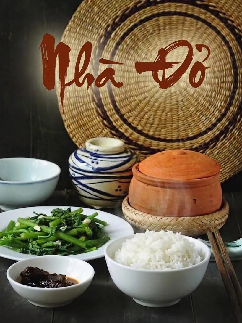 Cận cảnh niêu cơm cháy giòn tan tại hệ thống Cơm niêu Nhà Đỏ
